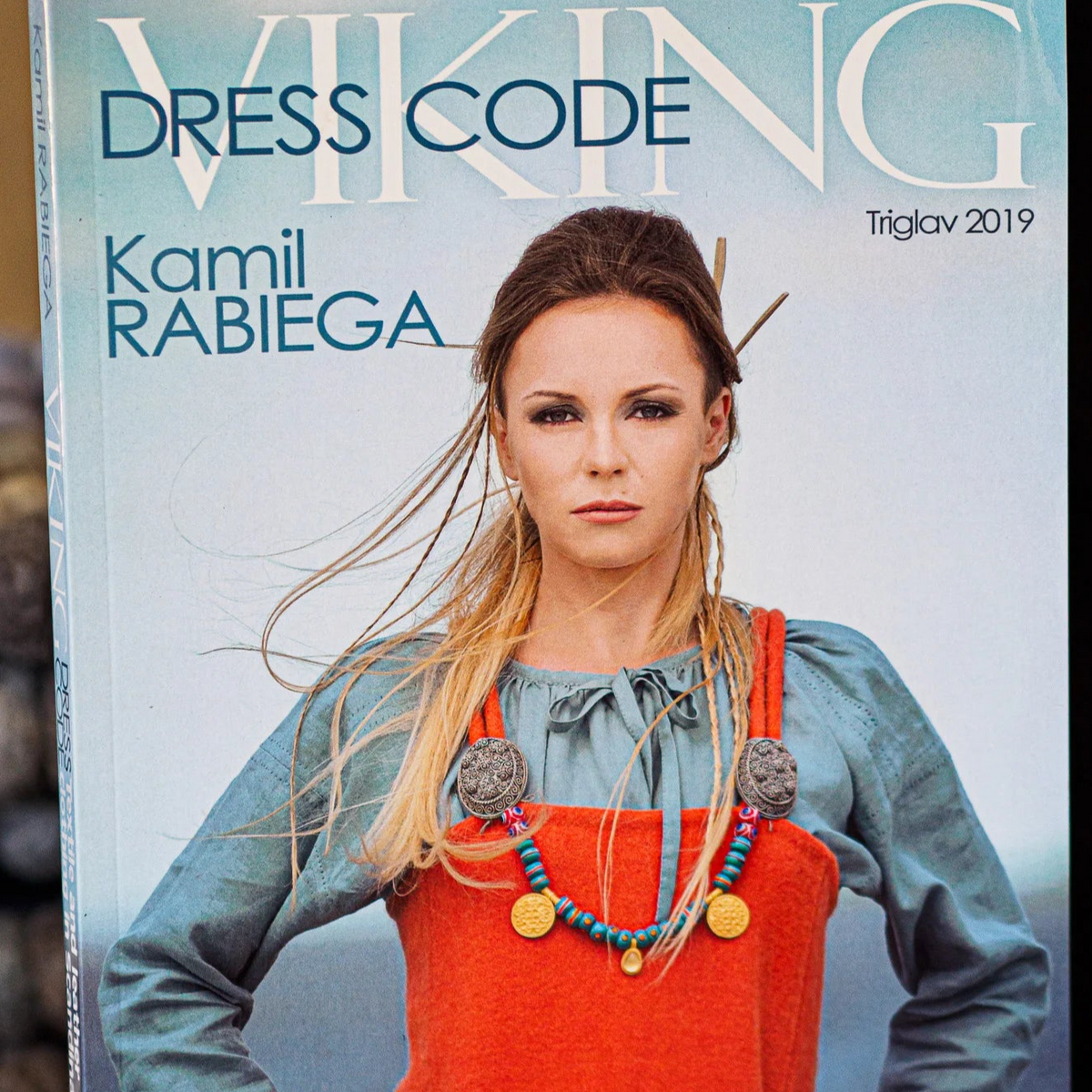 Viking Dress Code tidskrift ung kvinna vikingekvinnlig klänning.