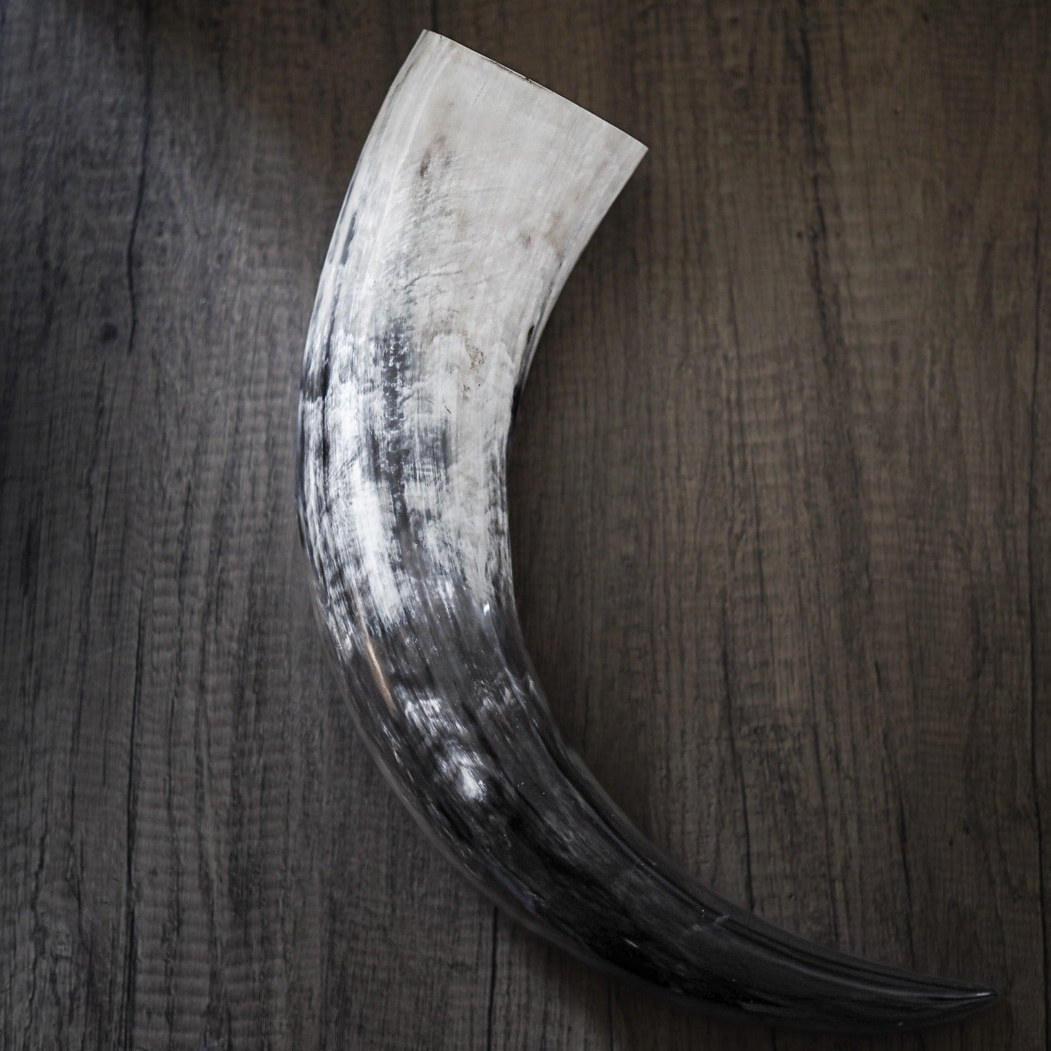 Dryckeshorn viking 1 liter - stor naturlig drinkmugg med autentisk kornstruktur och patina på träunderlag