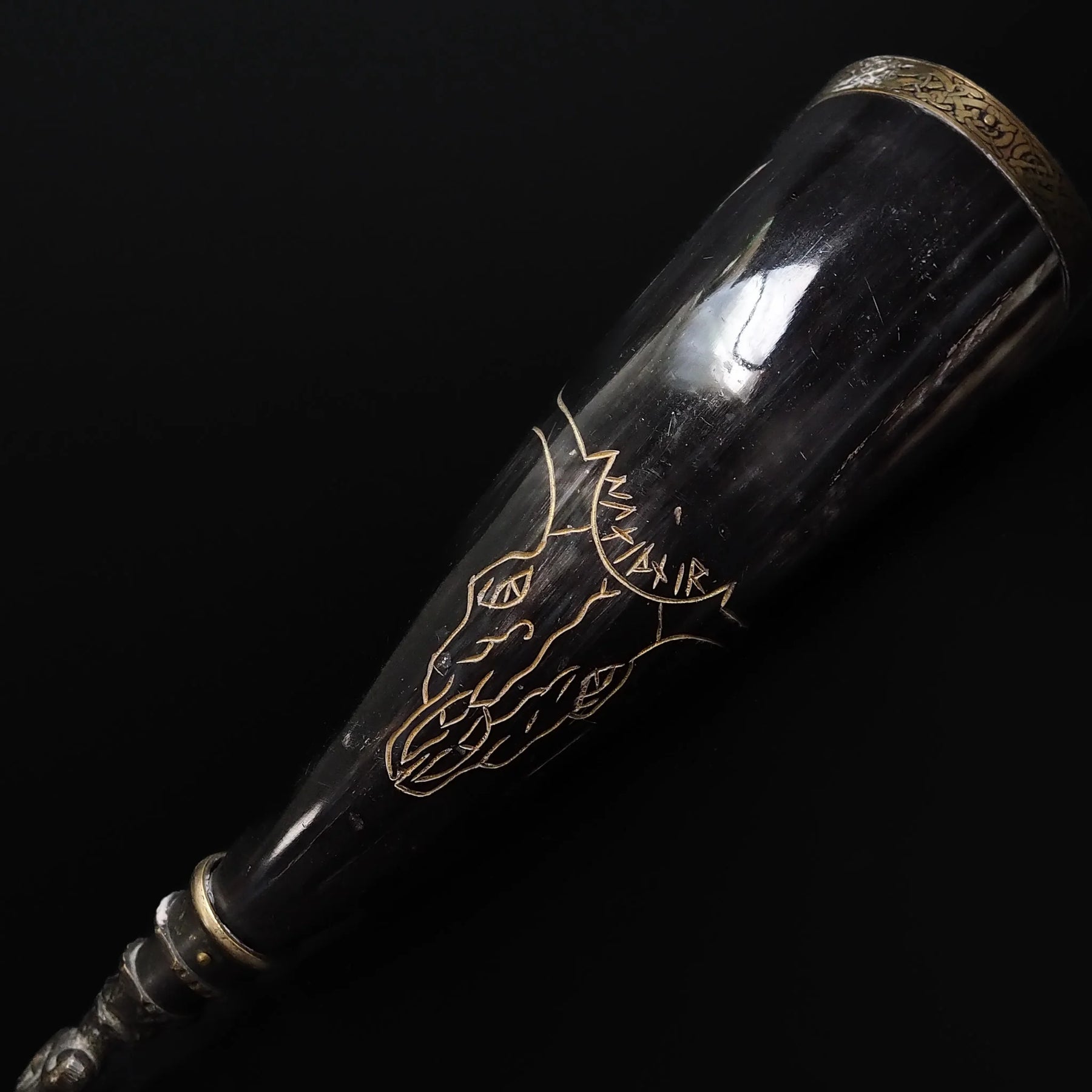 Drikkehorn med ravnespids og gravering, ca. 250 ml