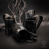 Mörk hornespressokoppl på grå bakgrund.