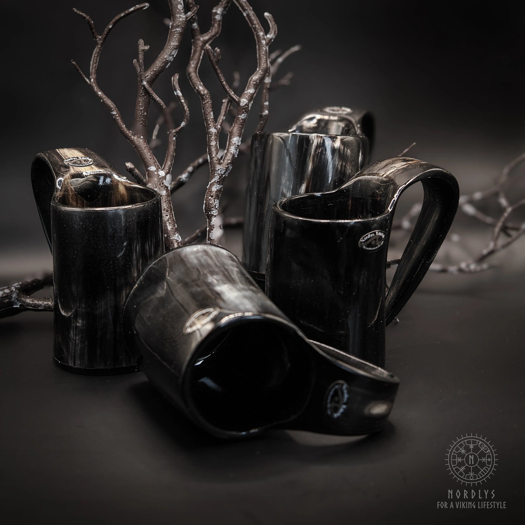 Mörk hornespressokoppl på grå bakgrund.