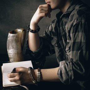 Vikingadrake läder anteckningsbok präglad drake och keltisk knutmönster.