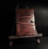 Urgudinnan läder anteckningsbok präglad Gotland steindesign.