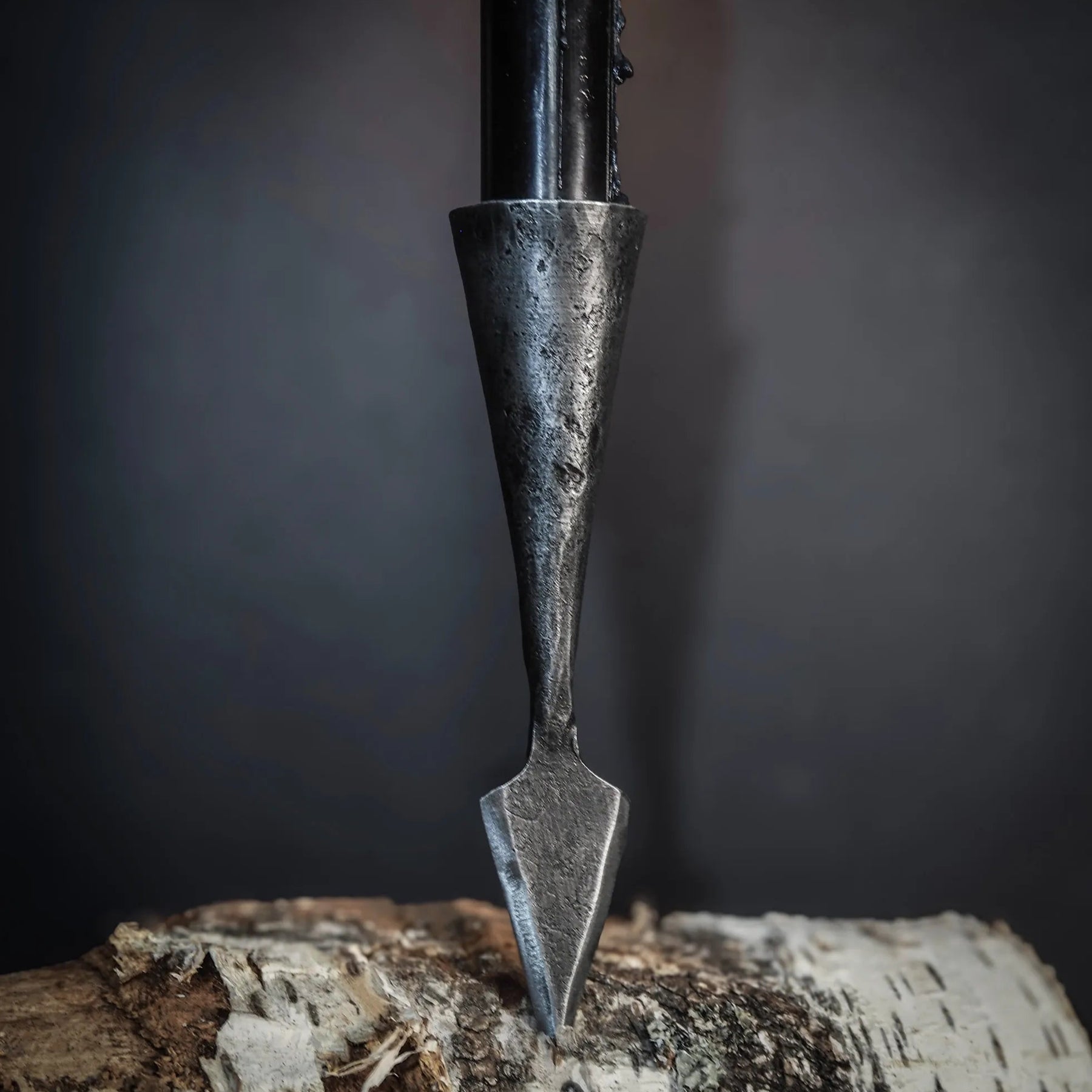 Smiderad järnspjuthållare för ljus utan ljus, visande detaljerna på den spetsiga spjuthuvudet och ljuskupan