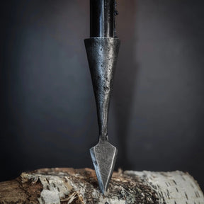 Smiderad järnspjuthållare för ljus utan ljus, visande detaljerna på den spetsiga spjuthuvudet och ljuskupan