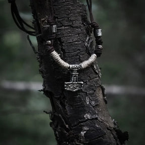 Mjölnir hammare pendant på svart lädersnöre.
