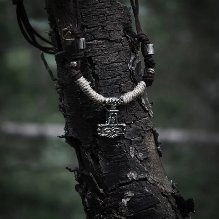 Mjölnir hammare pendant på svart lädersnöre.