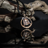 En bronsamulett föreställande Freja-gudinna buren på en mörk snöre runt halsen, visar detaljerade mönster och nordisk mytologi.