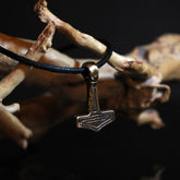 Torshammare Mandemark bronsvajd på halsen.