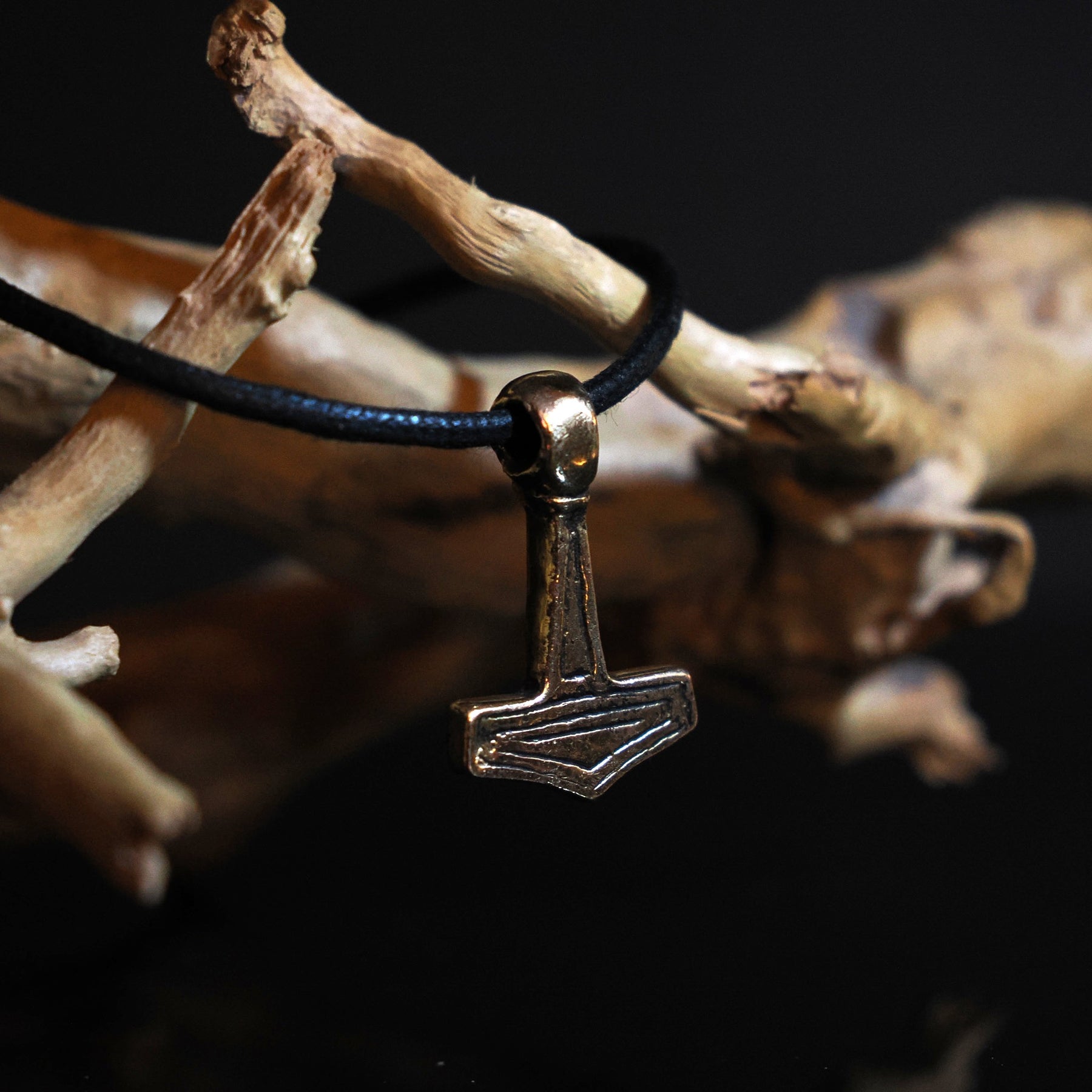 Torshammare Mandemark bronsvajd på halsen.