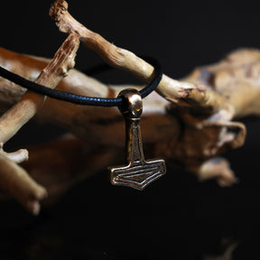 Torshammare Mandemark bronsvajd på halsen.