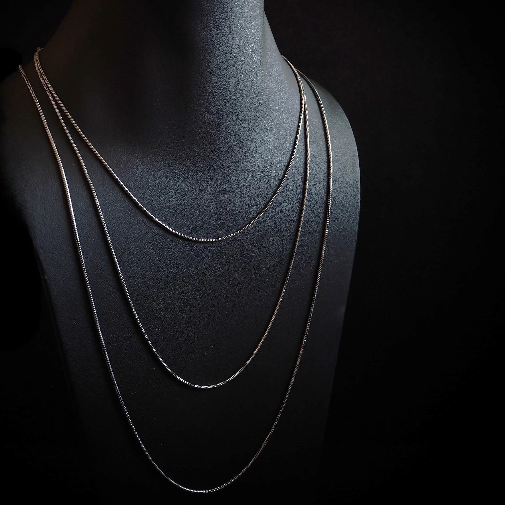 Längre silverplätering mässingkedja 75cm, 1.5mm tjock, på mannekäng