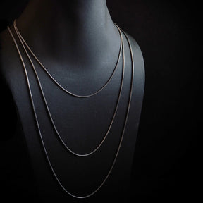 Längre silverplätering mässingkedja 75cm, 1.5mm tjock, på mannekäng