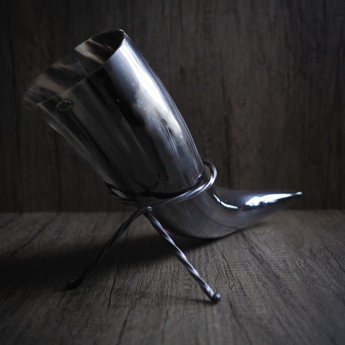 Stort vikingadryckeshorn i naturligt oxhorn, 1500 ml, med traditionell design och smidesmonterad mässingsring vid öppningen