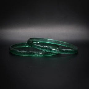 Par gröna glasarmband i genomskinligt glas med luftbubblor, vikingatida reproduktion