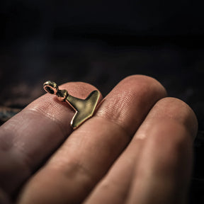 Bronserad Torshammare i Gotland-variant på träyta med minimalistisk geometrisk form