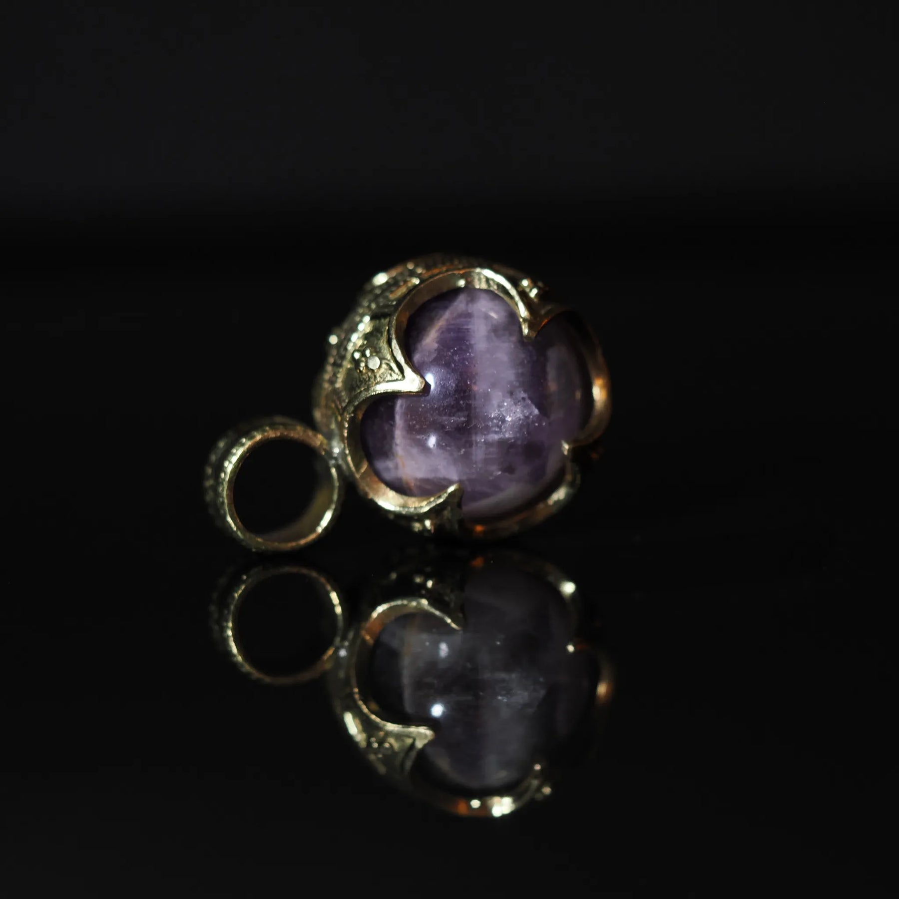 Ametisthänge i silverpläterad mässing med ornamenterad oval ram, filigrédetaljer synliga