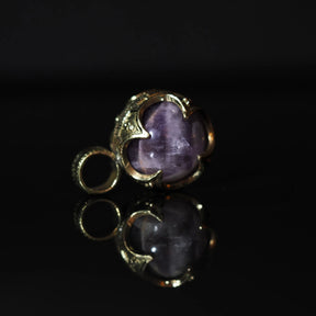 Ametisthänge i silverpläterad mässing med ornamenterad oval ram, filigrédetaljer synliga