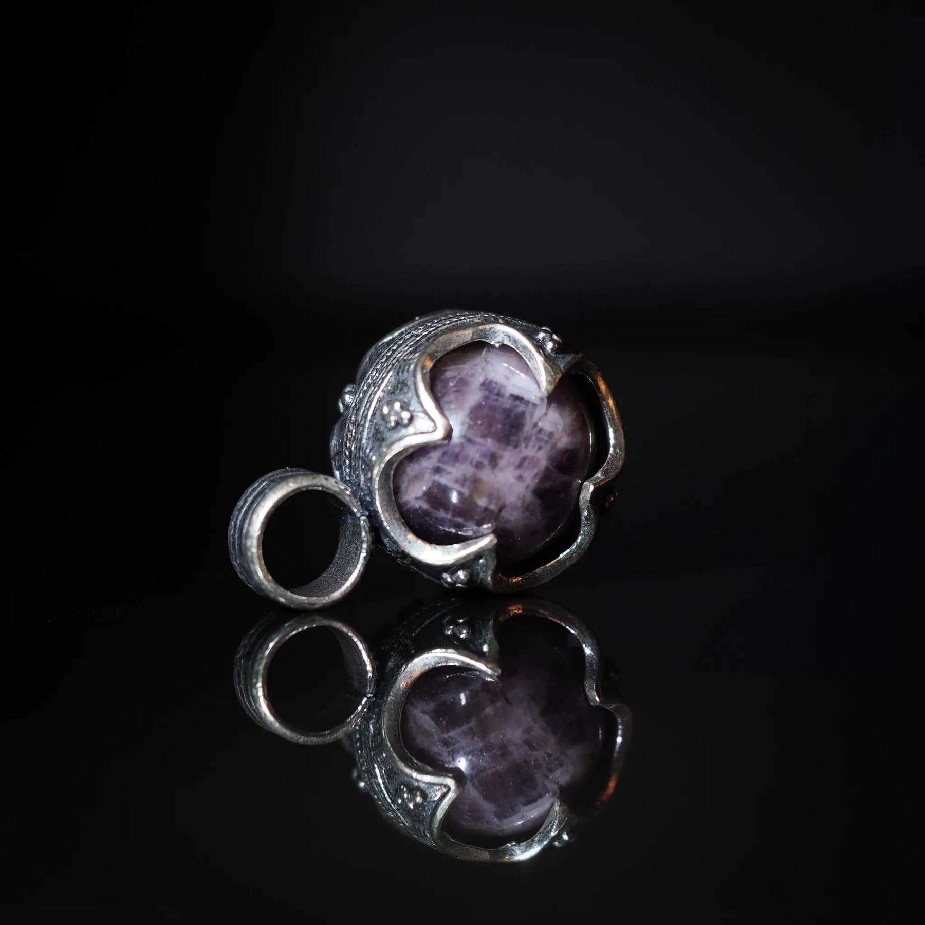 Gotlandshänge med ametist, silverpläterad mässing, ornamenterad ram med filigrédetaljer