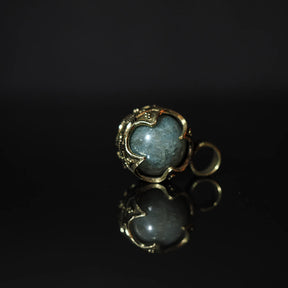 Gotlandshänge med labradorit från ovanifrån, granulerad vikingatida mässingsinfattning med gotländskt mönster