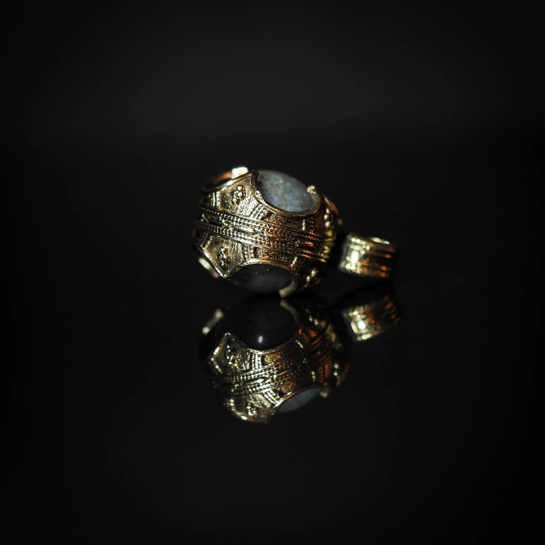 Gotlandshänge med labradorit i mässingsinfattning, vikingatida design från gotländsk arkeologisk tradition