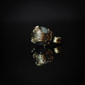 Gotlandshänge med labradorit i mässingsinfattning, vikingatida design från gotländsk arkeologisk tradition