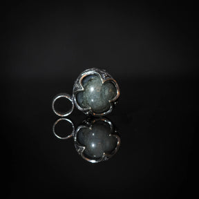 Gotlandshänge med labradorit i silverpläterad mässing, närbild på vikingatida dekoration och naturstenen