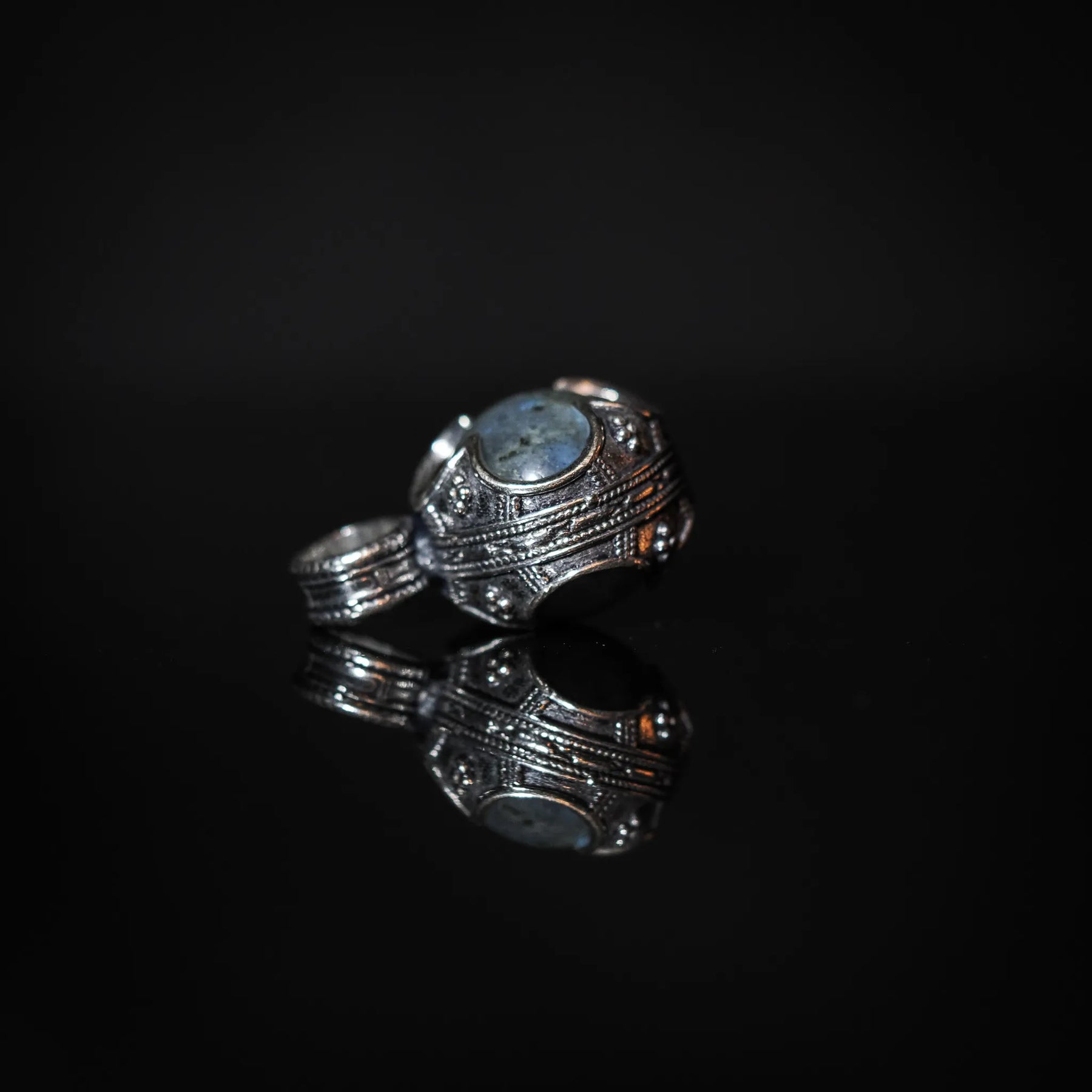 Gotlandshänge med labradorit från sidan, vikingatida mässingsinfattning med djupa mönster synlig