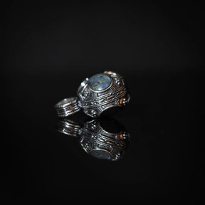 Gotlandshänge med labradorit från sidan, vikingatida mässingsinfattning med djupa mönster synlig