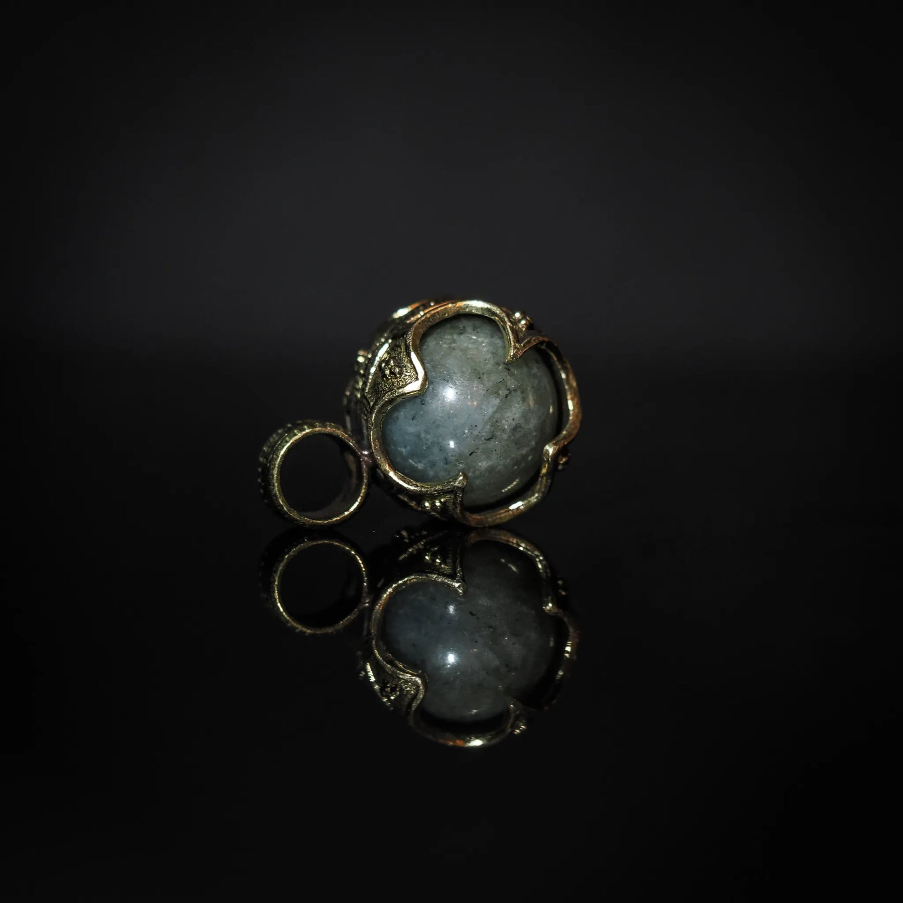 Gotlandshänge med labradorit i mässing, vikingatida mönster och naturlig patinering synlig