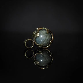 Gotlandshänge med labradorit i mässing, vikingatida mönster och naturlig patinering synlig