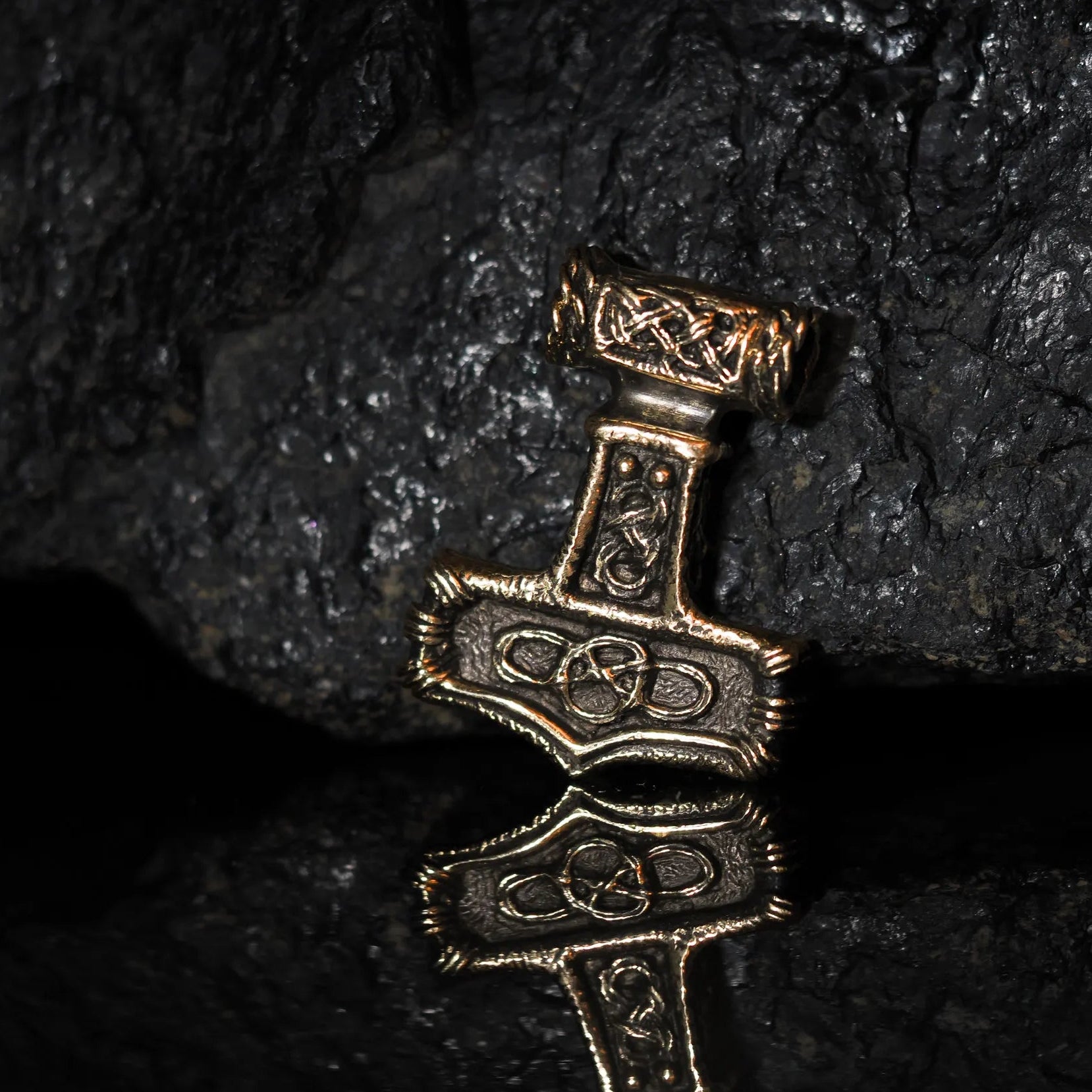 Detailed bronze Thor's hammer pendant with Norse knotwork and eternity symbol patterns, Evig styrka collection
