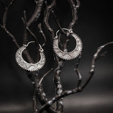 Stora månsymbolörhängen med filigranbordad kant och granulering