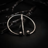 Liten stålringnål, 25mm, på mörk textil