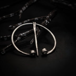 Polerad stålringnål med horseshoe-form, ungefär 45mm bred