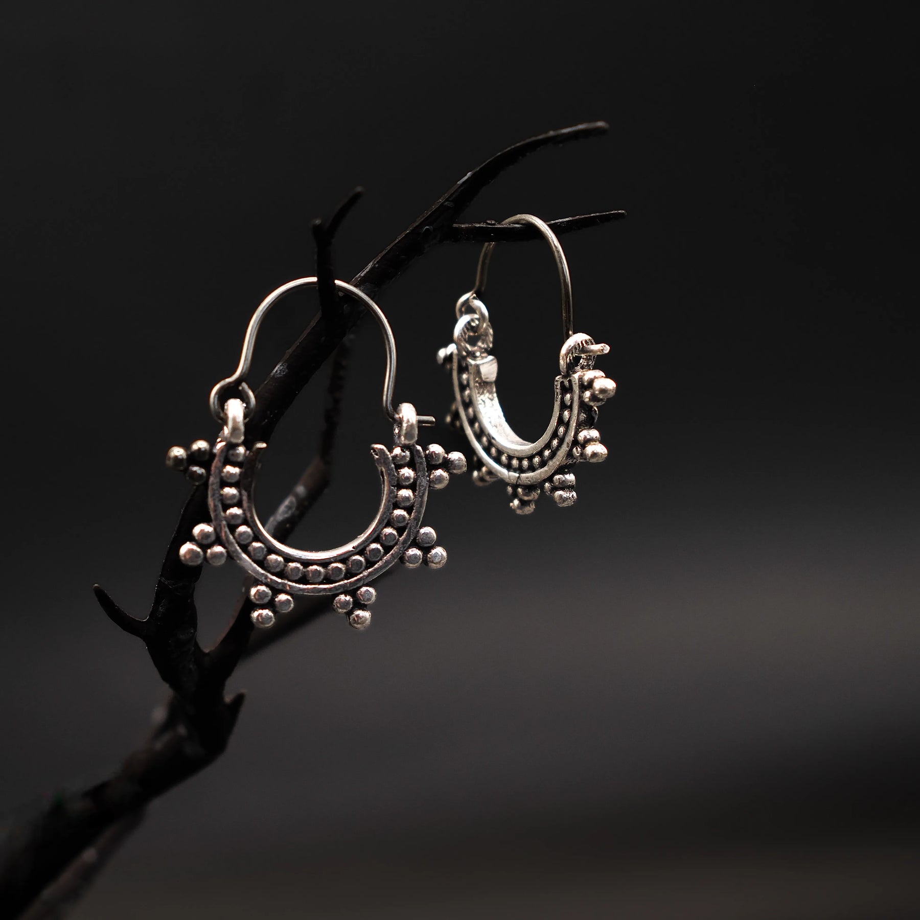 Par små solinspirerade örhängen i silveröverlagring mässing med pärlor och hängande kulor, ornamentalt design