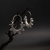 Par små solinspirerade örhängen i silveröverlagring mässing med pärlor och hängande kulor, ornamentalt design