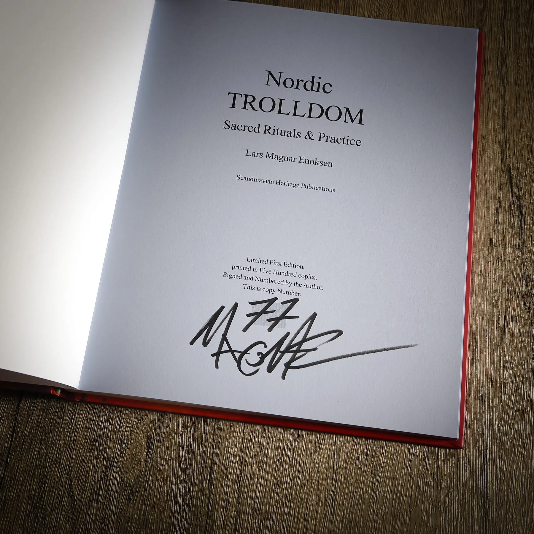 Titelsida av Nordic Trolldom med författarens signatur och numrering, limiterad förstaupplaga