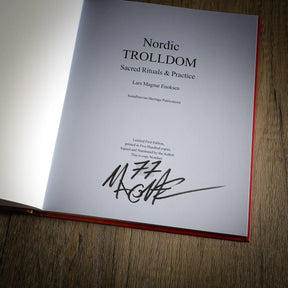 Titelsida av Nordic Trolldom med författarens signatur och numrering, limiterad förstaupplaga