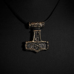 Bronserad Torshammare på lädersnöre med nordiskt knutmönster