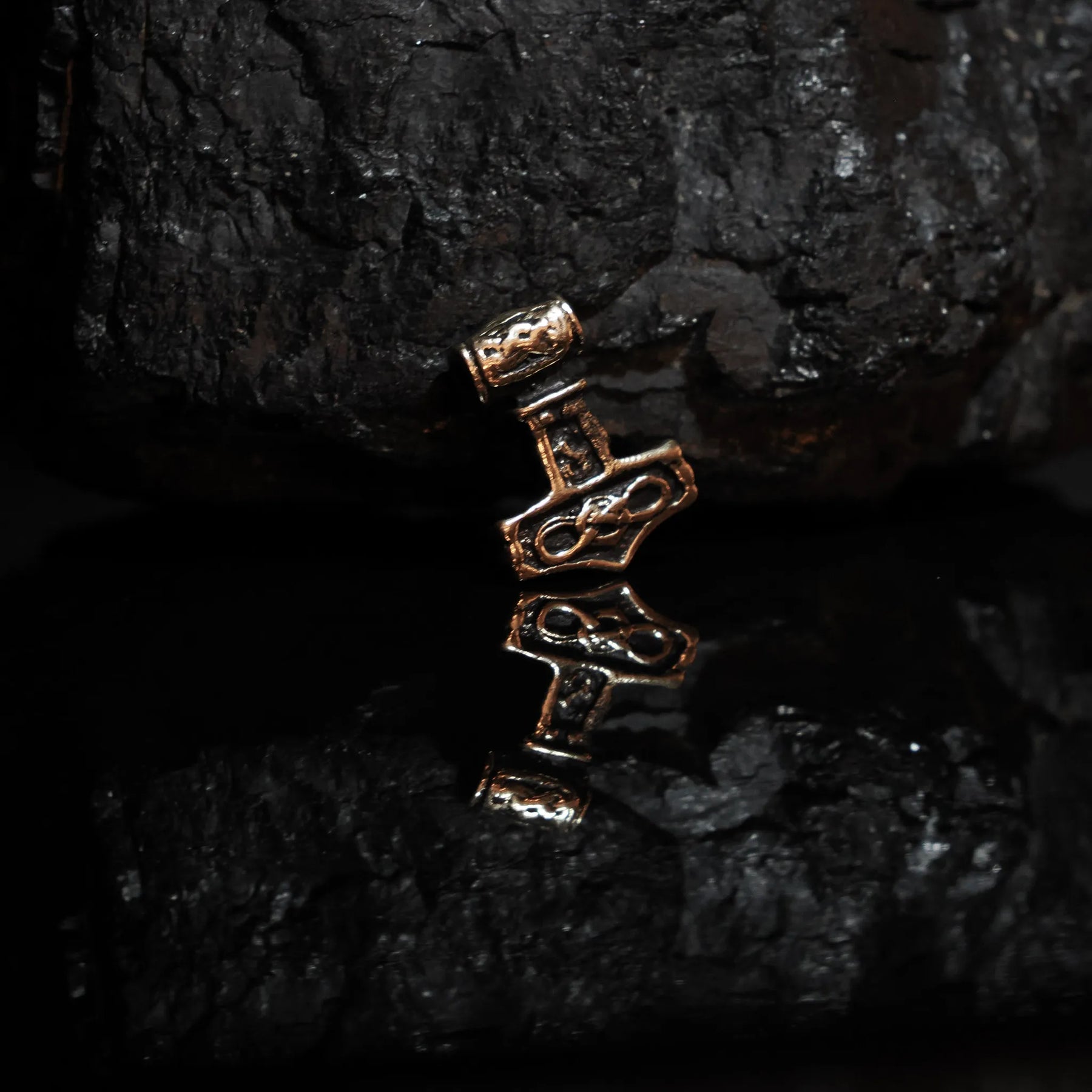 Bronserad Torshammare Valhalla på svart snöre