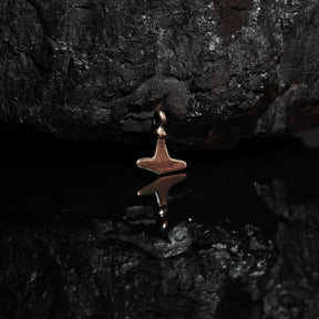 Bronserad Torshammare från Gotland på träyta