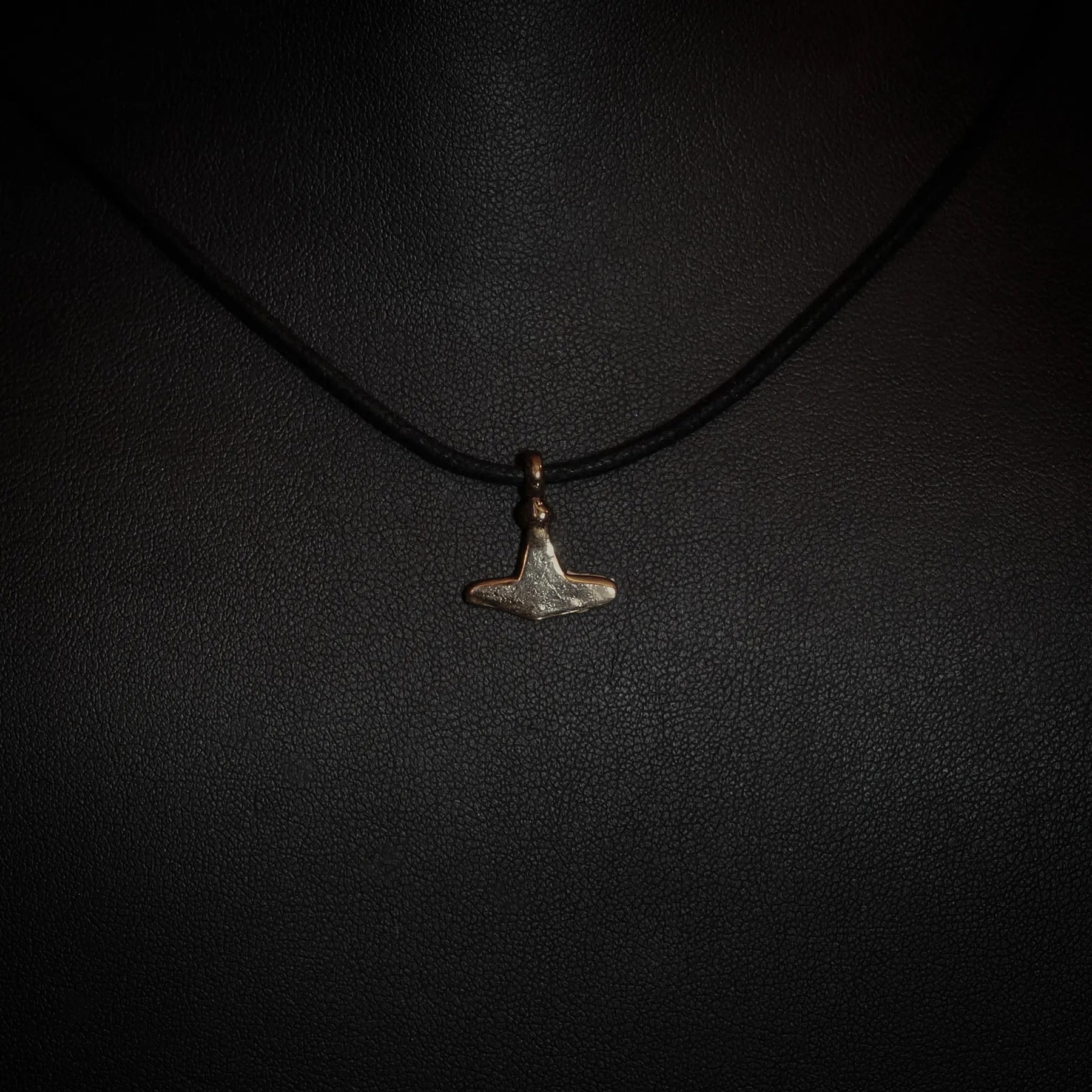 Bronserad Torshammare från Gotland på svart lädersnöre