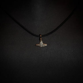 Bronserad Torshammare från Gotland på svart lädersnöre