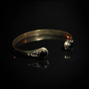 Mässingsarmband med två agatstenar med svart ådring i keltiska vikingaornament