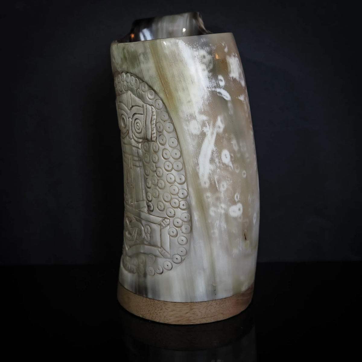 En handsnidad hornmugg i naturlig horn med Torshammare-motiv, ornerad med traditionella vikingarnas cirkulära punktmönster och geometriska element.