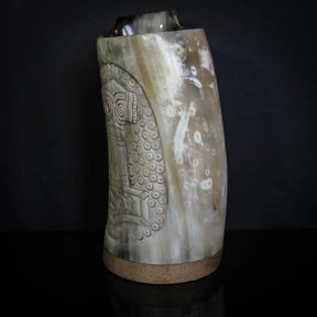 En handsnidad hornmugg i naturlig horn med Torshammare-motiv, ornerad med traditionella vikingarnas cirkulära punktmönster och geometriska element.
