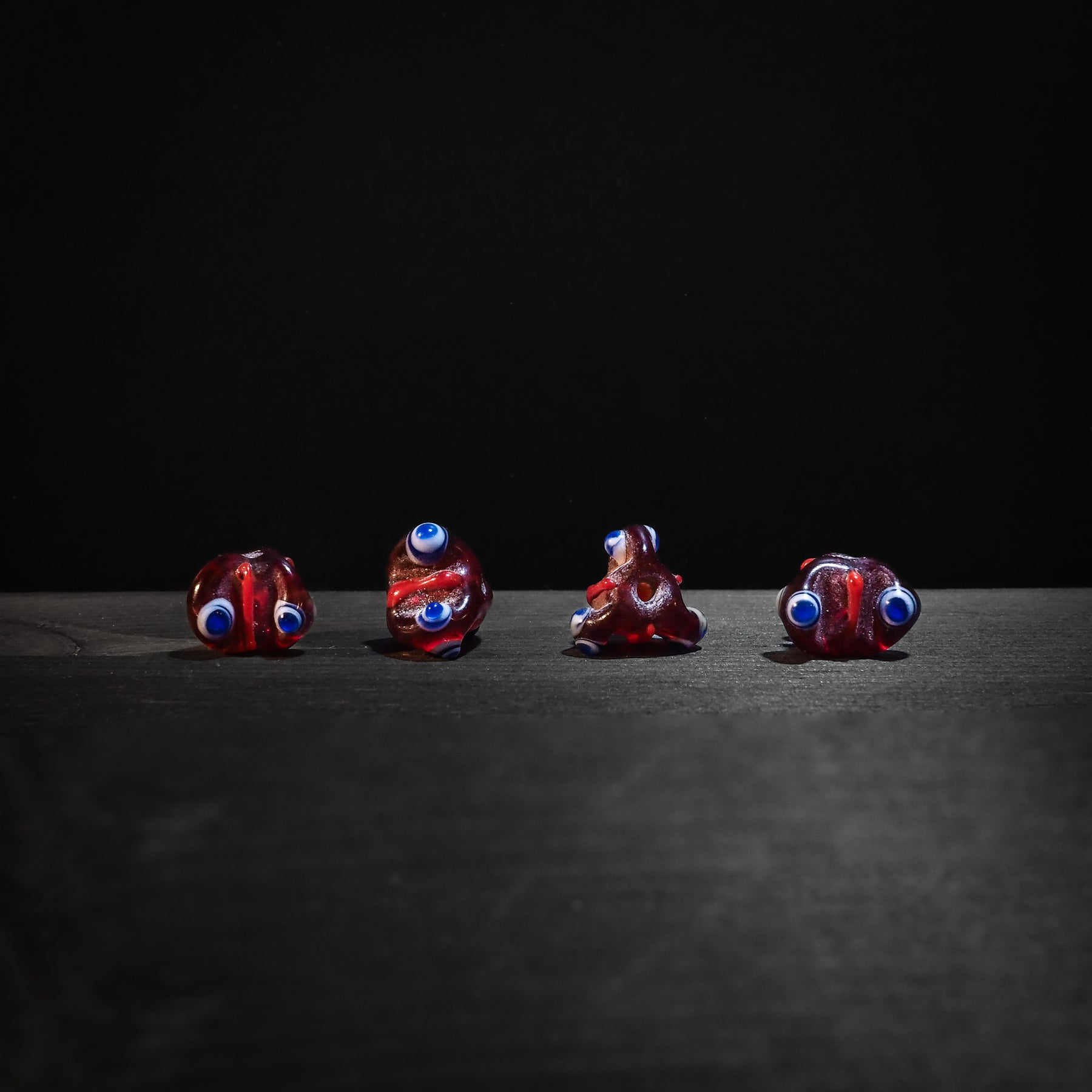 Röda glaspärlor med inlagda ögnmönster, Ragnarök-samling