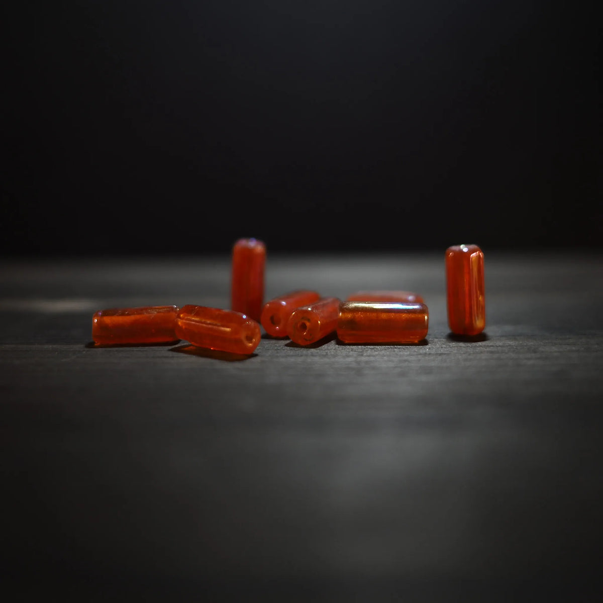 Längsgående orangeglas pärlor, ungefär 1,5cm, med 1mm hål