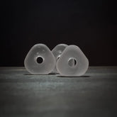 Ljus transparent glaspärla 16mm - stor frostad glaspärla med genomgående 2mm hål för pärlsmycken